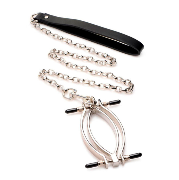 Зажим для половых губ с поводком Master Series Pussy Tugger Clamp with Chain